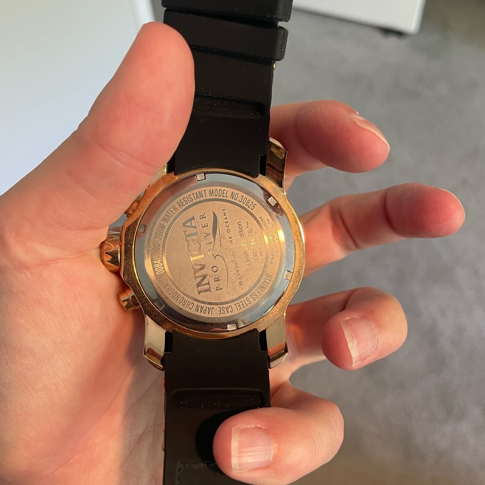 Oversized Invicta watch - Picture 3 of 4
